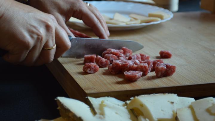 persona tallant embotit vallesà